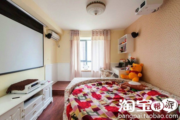 Phòng khách mang phong cách châu Âu với đèn chùm, thảm, ghế sofa Bộ Sofa không phải là đặc điểm khác biệt, mà điểm nhấn ở đây là bức tường với những hình ảnh của gia đình. Các vật dụng cũng không cầu kỳ, sang trọng quá đắt đỏ, đơn giản nhưng lại rất hiệu quả. Và một bức tường cũng được trang trí toàn bằng ảnh, đơn giản và chi phí rất thấp Phòng ăn nhẹ nhàng, rất đáng yêu với họa tiết hoa nhí rực rỡ Nhà bếp với kiểu thiết kế hình chữ U ngược. Chất liệu gạch ốp tường và màu sắc rất lạ Lối đi pha một chút hương vị La Mã. Phòng ngủ đa chức năng với chiếc giường phóng khoáng Chủ nhân ngôi nhà có lẽ là một fan hâm mộ của điện ảnh, nên đã tậu cả máy chiếu màn hình để thưởng thức phim. Không gian nhỏ cho bàn làm việc Phòng ngủ khác với chiếc giường bằng thú bông lớn Không gian công trình phụ khá lạ mắt chỉ bằng gạch ốp màu đơn giản không đắt tiền