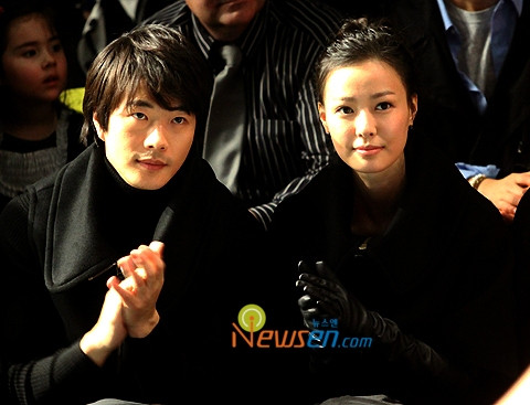 Vợ chồng anh hạnh phúc như thuở mới yêu. Vợ chồng anh hạnh phúc như thưở mới yêu