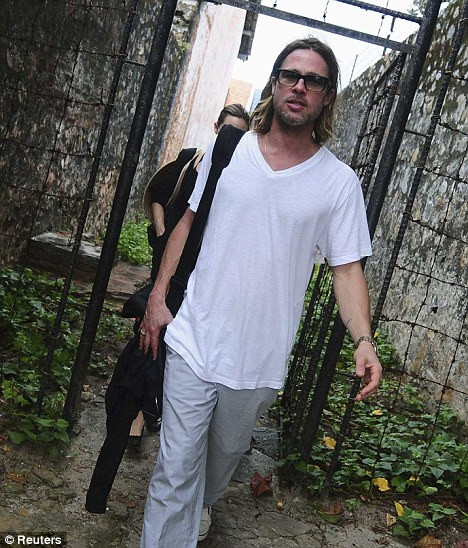 Brad Pitt ăn mặc giản dị