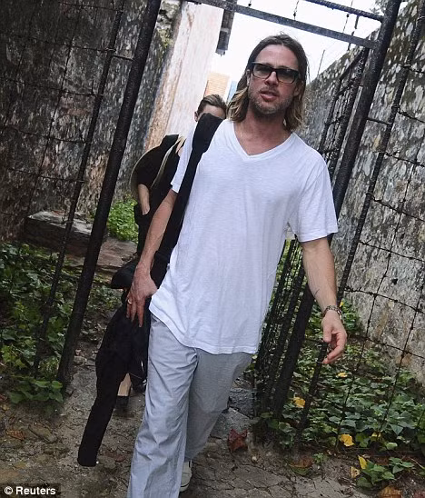 Brad Pitt ăn mặc giản dị