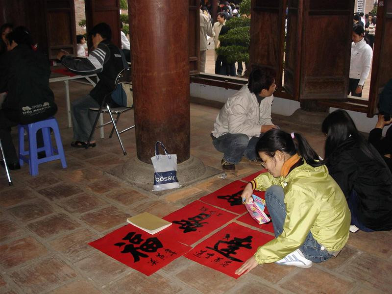 Cho xin một tích kê nào Hong chữ ngoài sân Hong chữ trong nhà Hỉ hả ra về với chữ xin được