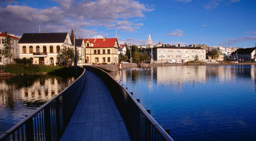 Iceland thu hút nhiều khách du lịch không chỉ bởi cảnh đẹp mà còn về sự thân thiện của người dân. Iceland thu hút nhiều khách du lịch không chỉ bởi cảnh đẹp mà còn về sự thân thiện của người dân