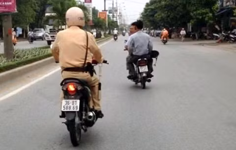 Hình ảnh hai người đàn ông bị cảnh sát giao thông truy đuổi có hành vi trêu trọc, khiêu khích.