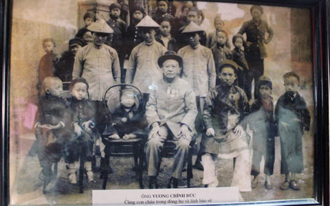 Nổi bật trong kiến trúc, điêu khắc trong ngôi dinh thự là ảnh hưởng nặng nề của thuốc phiện. Những vì kèo được khắc họa hình hoa anh túc. Một trong nhiều họa tiết khắc họa rõ hình hoa thuốc phiện - loài cây điển hình trong một thời kỳ ở vùng cao nguyên đá. Trong khu dinh thự họ Vương, các phiến đá kê cột nhà đều được tiện, gọt thành hình quả thuốc phiện. Sau khi mài nhẵn, chúng đều được dùng những đồng bạc trắng đánh cho bóng loáng, biến màu đá trắng thành màu đồng thau, gần như màu quả thuốc phiện đã phơi khô. Họa tiết trang trí trên đầu đao kèo nhà được tiện hình quả thuốc phiện. Kho thuốc phiện được Vua Mèo Vương Chính Đức cho xây dựng phía bên trái ngôi dinh thự dùng để cất trữ thuốc phiện - một biểu tượng quyền lực của quý tộc Mông. Phía trong căn hầm Vua Mèo dùng để chứa thuốc phiện. Chiếc bể tắm được đục đẽo công phu hình bán nguyệt từ đá nguyên khối mà tương tuyền vốn là bể tắm sữa dê cho bà vợ thứ nhất của vua Mèo. Vua Mèo Vương Chính Đức và đại gia đình quý tộc của ông.