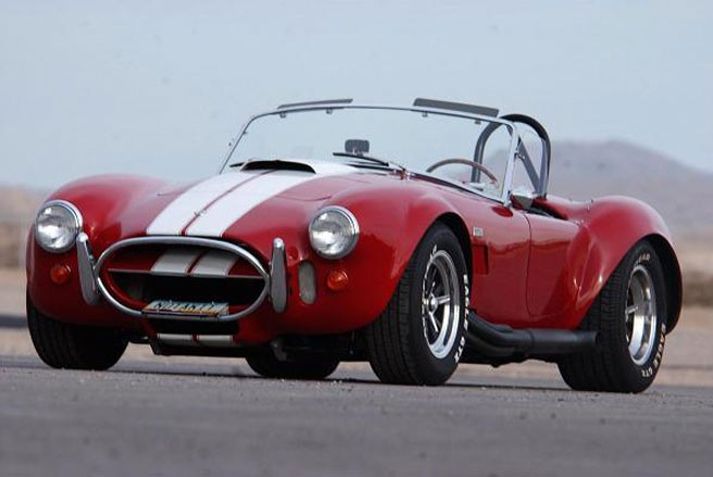 5. Shelby Cobra Shelby Cobra là sự pha trộn độc đáo giữa sức mạnh Mỹ qua động cơ Ford V8, và phong cách Anh với khung và sườn xe AC Ace trong thập niên 1960. Mẫu xe này có thể đạt tới tốc độ tối đa gần 300 km/giờ, thời gian tăng tốc từ 0-100 km trong vòng 4,5 giây - Ảnh: CNBC