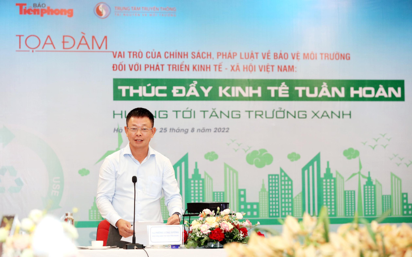 Nhà báo Phùng Công Sưởng - Phó Tổng biên tập báo Tiền Phong - Ảnh: Như Ý Nhà báo Phùng Công Sưởng - Phó Tổng biên tập báo Tiền Phong - Ảnh: Như Ý