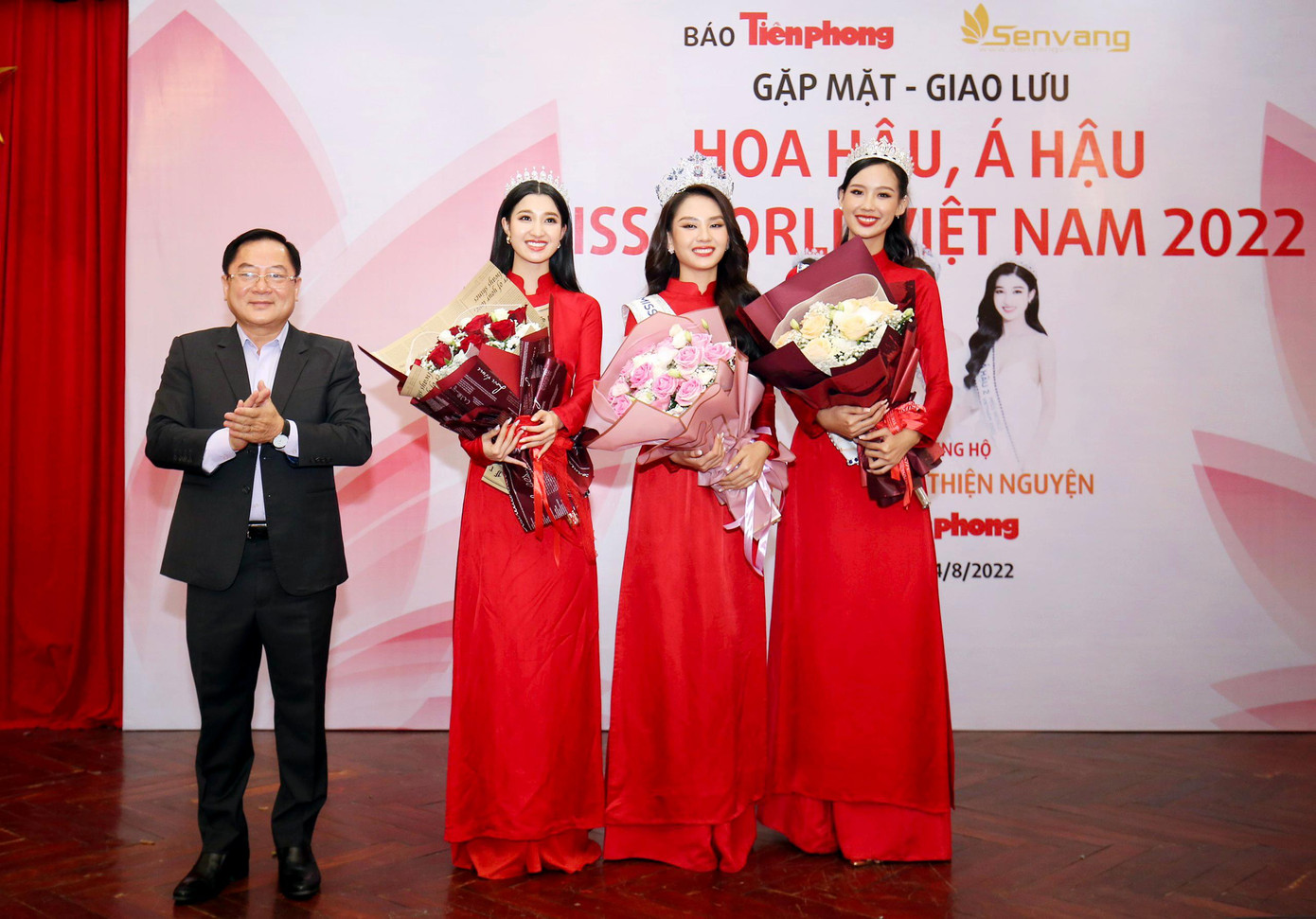 Nhà báo Lê Xuân Sơn - Tổng Biên tập Báo Tiền Phong chúc mừng Top 3 Miss World Vietnam 2022