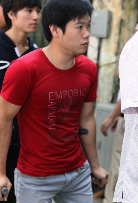 Nam sinh này tuy phải chống nạng nhưng vẫn cố gắng chờ đợi để được nhìn thấy di ảnh của Đại tướng. (Ảnh: Quyên Quyên)