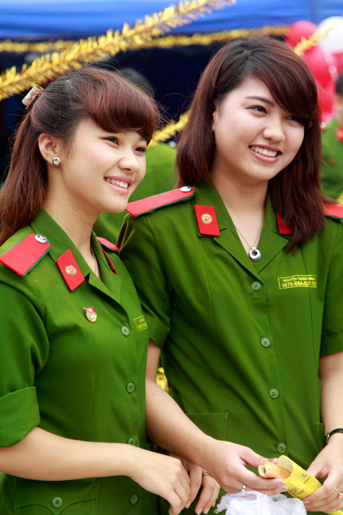 Nét tươi tắn của các nữ học viên càng tô điểm thêm cho ngày hội của học viện cảnh sát