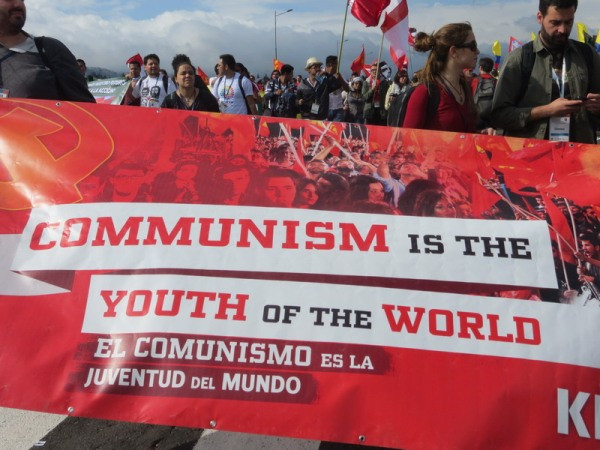 Biểu ngữ mang nội dung: Chủ nghĩa cộng sản là tuổi thanh xuân của nhân loại