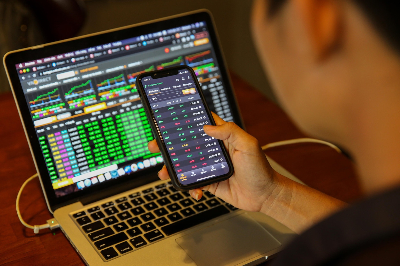 VN-Index đảo chiều tăng mạnh mẽ ở cuối phiên giao dịch chiều.