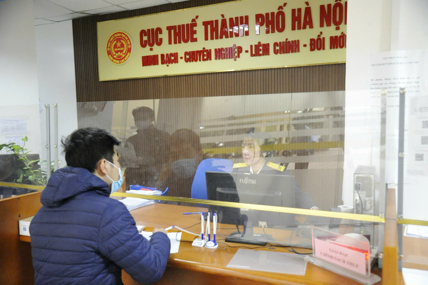 Người kinh doanh thương thương mại điện tử sẽ không còn phải đến tận các cơ quan thuế để nộp thuế. Ảnh: Như Ý.