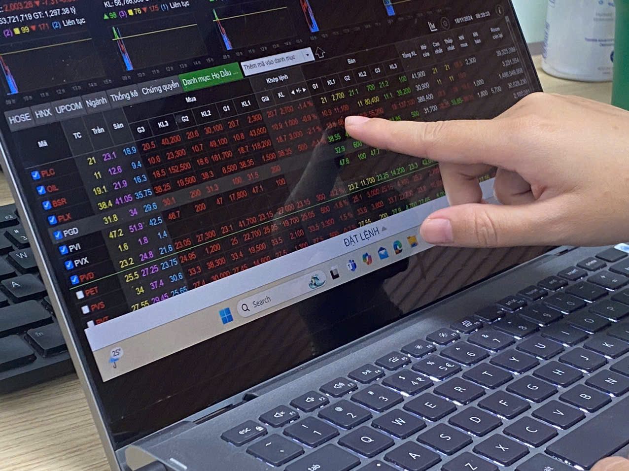 Mở cửa phiên giao dịch, VN-Index lình xình quanh mốc tham chiếu rồi giảm sâu cho đến gần cuối phiên. Ảnh: QT. Mở cửa phiên giao dịch, VN-Index lình xình quanh mốc tham chiếu rồi giảm sâu cho đến gần cuối phiên. Ảnh: QT.