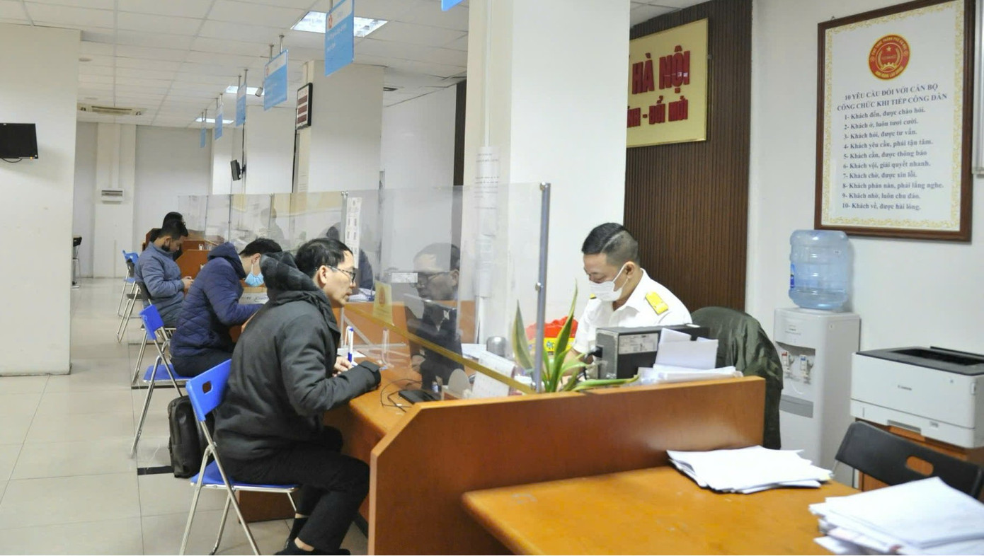 Người dân nộp thuế tại cơ quan thuế ở Hà Nội. Ảnh: Như Ý.