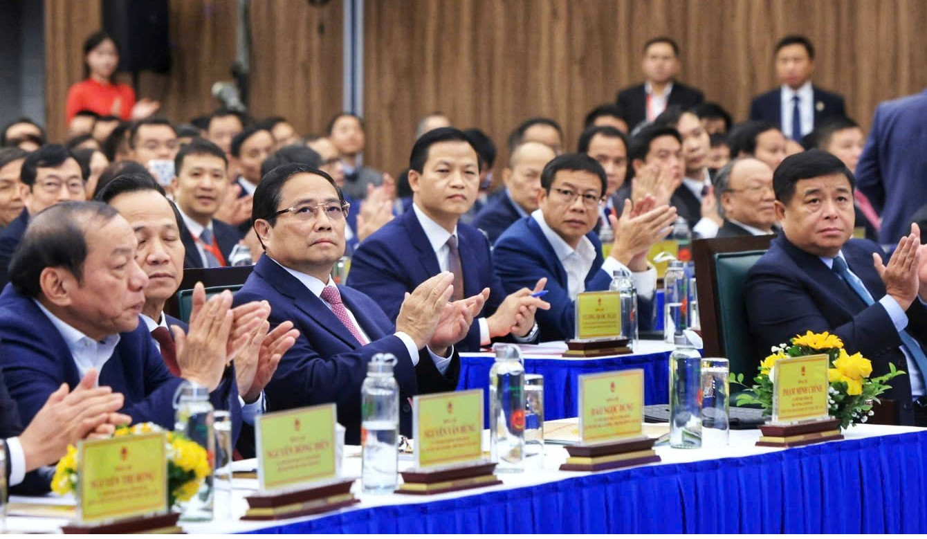 Thủ tướng Phạm Minh Chính và lãnh đạo nhiều bộ, ngành dự hội nghị diễn ra tại Hòa Lạc sáng 28/12. Ảnh: PM.