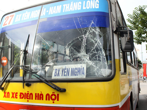Kính trước xe buýt bị rạn vỡ sau va chạm