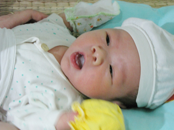 Cháu Phạm Xuân Trường đang được bao bọc trong sự yêu thương của gia đình, bệnh viện. Ảnh: Lãng Phong