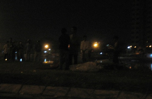 Xác chết được đưa lên bờ.