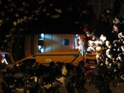 Người biểu tình tại thủ đô Cairo đang vây quanh một xe cứu thương ngày 20-11. Ảnh: Press TV