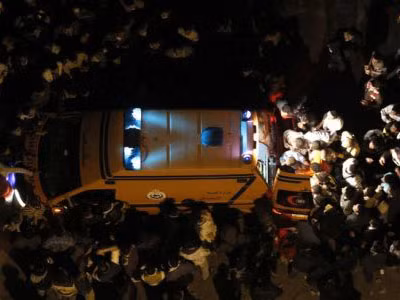 Người biểu tình tại thủ đô Cairo đang vây quanh một xe cứu thương ngày 20-11. Ảnh: Press TV