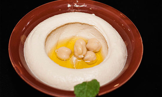 Món sốt kem đậu Moutabal với vị chua đặc trưng của nước cốt chanh