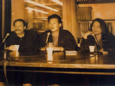 Nhà văn Wayne Karlin, Hồ Anh Thái, Lê Minh Khuê trong một cuộc họp báo ở Mỹ 