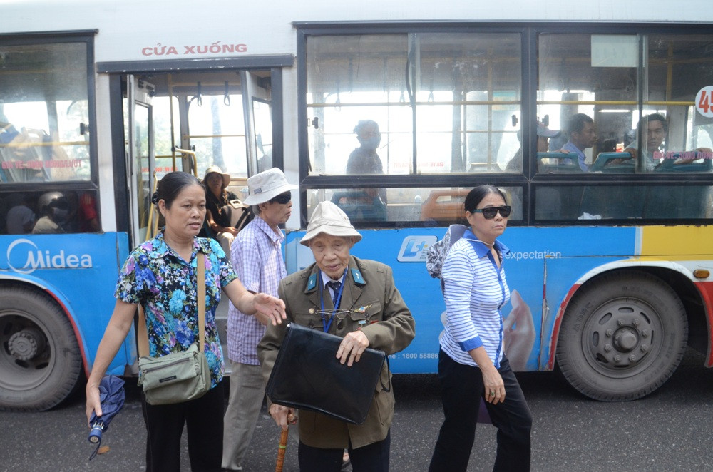 Cụ Đặng Hồng Long (87 tuổi) là lão thành cách mạng, bắt xe buýt từ Gia Lâm (Hà Nội) đến viếng Đại tướng