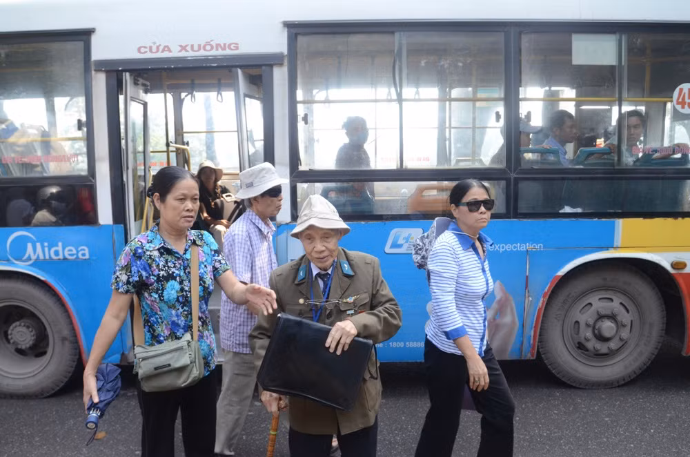Cụ Đặng Hồng Long (87 tuổi) là lão thành cách mạng, bắt xe buýt từ Gia Lâm (Hà Nội) đến viếng Đại tướng