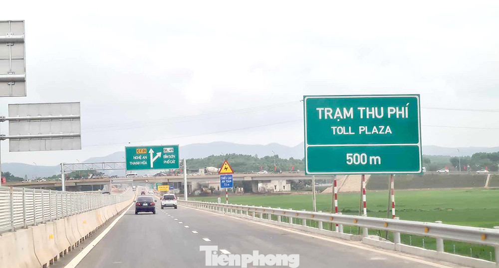 Một số đoạn cao tốc Bắc - Nam mới đưa vào sử dụng dù chưa thu phí những đã đặt biển báo. Một số đoạn cao tốc Bắc - Nam mới đưa vào sử dụng dù chưa thu phí những đã đặt biển báo.