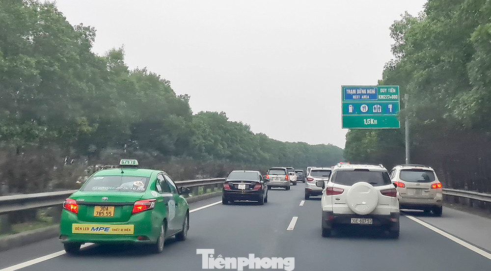 Thiếu trạm dừng nghỉ trên các tuyến cao tốc mới đưa vào sử dụng đang gây khó khăn, bất tiện cho không ít người dân (Ảnh minh hoạ: H. Việt). Thiếu trạm dừng nghỉ trên các tuyến cao tốc mới đưa vào sử dụng đang gây khó khăn, bất tiện cho không ít người dân (Ảnh minh hoạ: H. Việt).