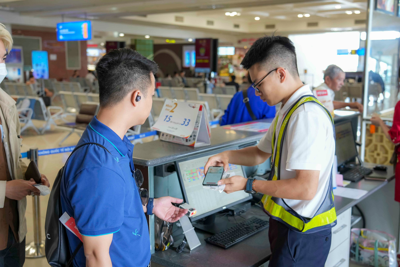 Đa số khách sử dụng ứng dụng VNeID thay giấy tờ cá nhân để đi máy bay là người trẻ. Đa số khách sử dụng ứng dụng VNeID thay giấy tờ cá nhân để đi máy bay là người trẻ.