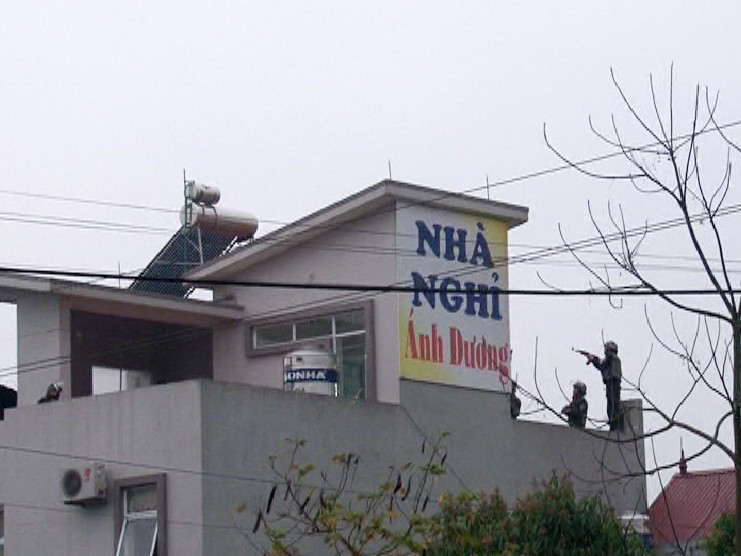 Chiều 5-3, các đối tượng quay lại Hòa Bình, lực lượng cảnh sát đã tổ chức vây bắt. Khoảng 23 giờ cùng ngày, trinh sát đặc nhiệm ập vào nhà nghỉ Ánh Dương (Hoà Bình), giải cứu an toàn cháu Sồng Thị Giang