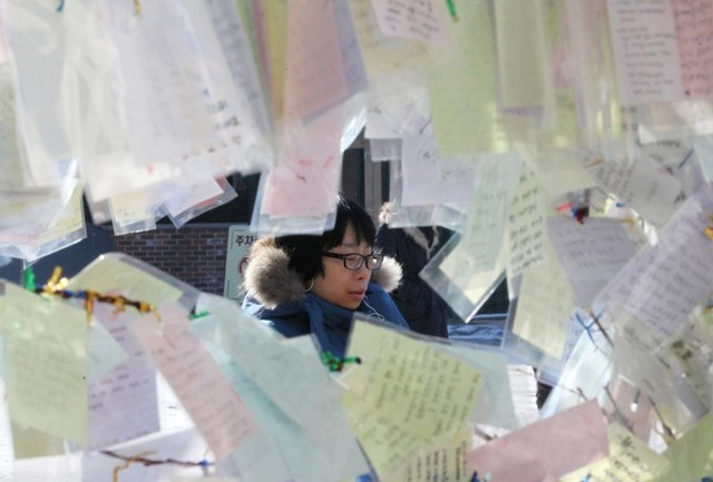 Một người phụ nữ tại thủ đô Seoul, Hàn Quốc đang có mặt tại nhà thờ Myeongdong và gửi những thông điệp cầu chúc cho một năm mới tốt lành