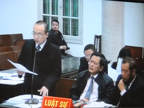 Ba luật sư bào chữa cho bị cáo Dương Chí Dũng. Ba luật sư bào chữa cho bị cáo Dương Chí Dũng