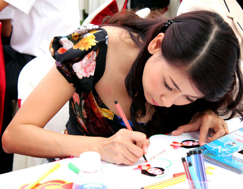 Các nghệ sỹ thiết kế và viết lời chúc lên 2013 tấm thiệp xuân gửi đến các chiến sĩ ngoài đảo xa. Các nghệ sỹ thiết kế và viết lời chúc lên 2013 tấm thiệp xuân gửi đến các chiến sĩ ngoài đảo xa