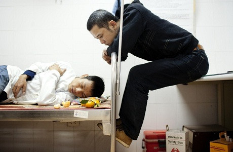 Bình (phải) và Bách đã yêu nhau 4 năm. Bách đang trông nom Bình trong căn phòng nhỏ của họ. Trước đó, Bình đã gặp phải một tai nạn lao động