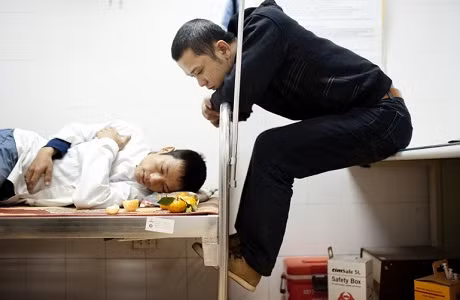 Bình (phải) và Bách đã yêu nhau 4 năm. Bách đang trông nom Bình trong căn phòng nhỏ của họ. Trước đó, Bình đã gặp phải một tai nạn lao động