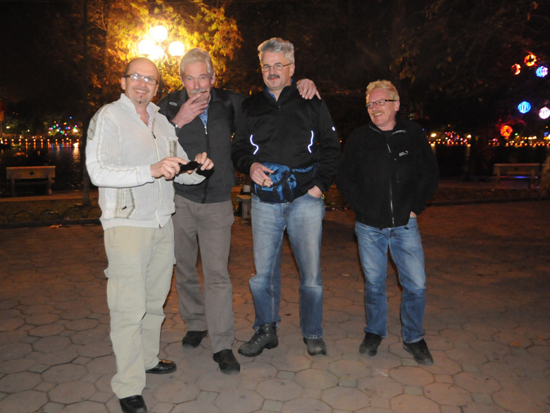 Du khách nước ngoài cũng háo hức đón Tết của người Việt