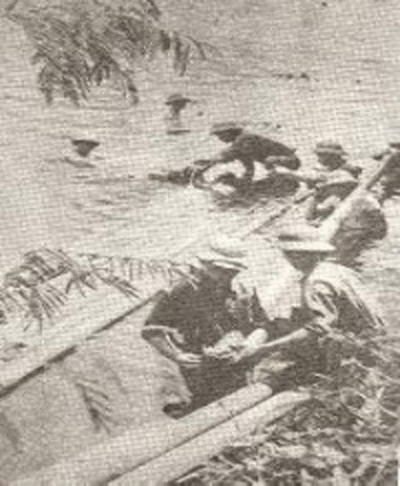 Cảnh đưa đường ống vượt sông