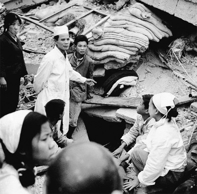 Một đường hầm bị sập. Bác sỹ và y tá bệnh viện đang bàn cách cứu các nạn nhân còn lại trong hầm 