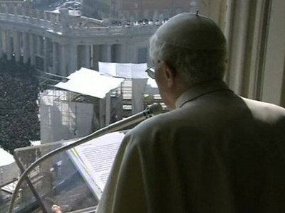 Giáo hoàng Benedict XVI trong buổi cầu nguyện cuối cùng. Ảnh: BBCa. Giáo hoàng Benedict XVI trong buổi cầu nguyện cuối cùng. Ảnh: BBCa