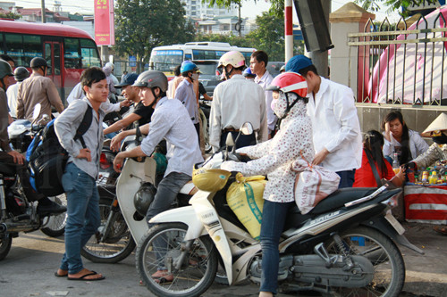 Nhiều người gọi xe ôm, người nhà ra đón vì e ngại xe buýt. Ảnh: Trường Phong