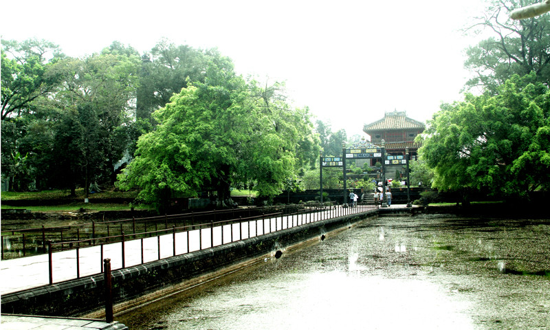 Cầu Thông Minh Chính Trực lát bằng đá thanh dài 49m, rộng 4m, hai bên có lan can thưa thoáng vắt qua hồ Tân Nguyệt để vào Bửu thành