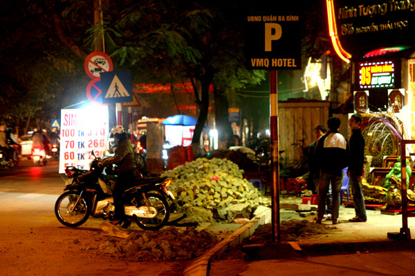 Vỉa hè phố Nguyễn Thái Học