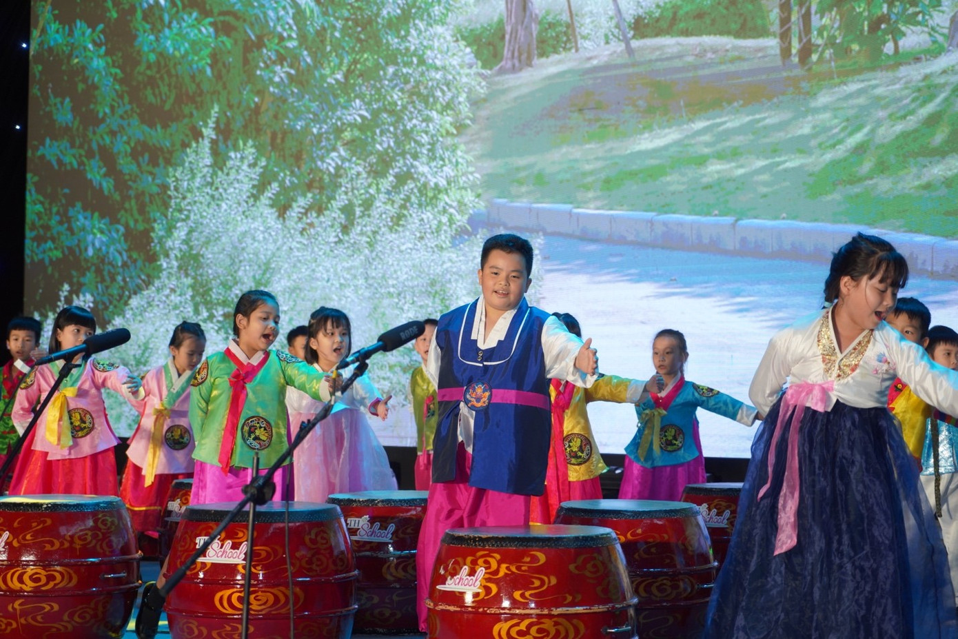 Học sinh TH School tự tin biểu diễn trên sân khấu