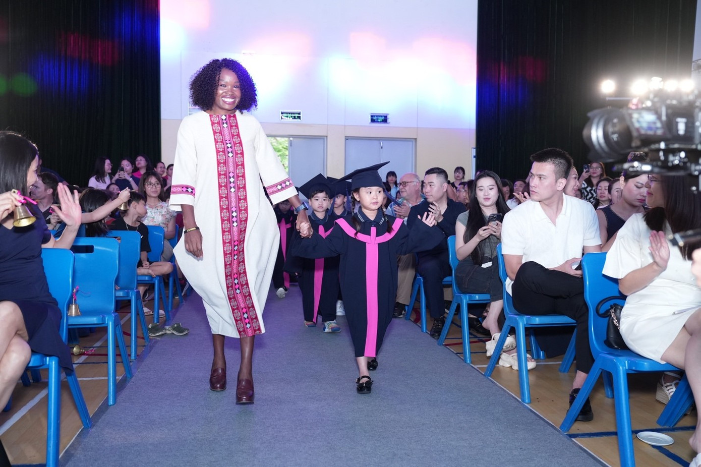 Lễ tốt nghiệp bắt đầu bằng nghi thức rung chuông chào đón học sinh lớp lớn nhất của mỗi khối