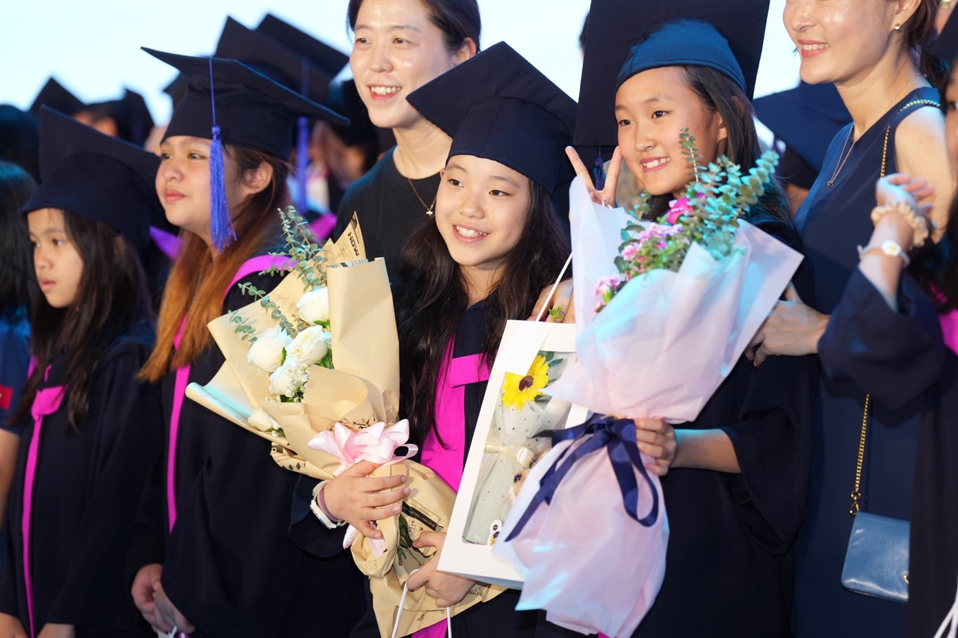 Các học sinh lớp 5 của TH School rạng rỡ trong ngày tốt nghiệp