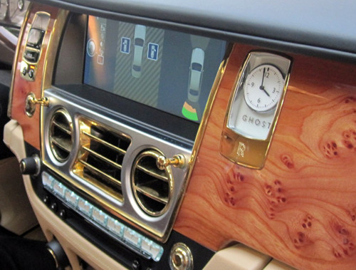 Trong cabin, nhiều chi tiết cũng mang màu vàng lấp lánh