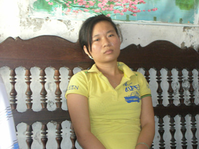 Chị Hằng mòn mỏi ngóng tin chồng. Chị Hằng mòn mỏi ngóng tin chồng