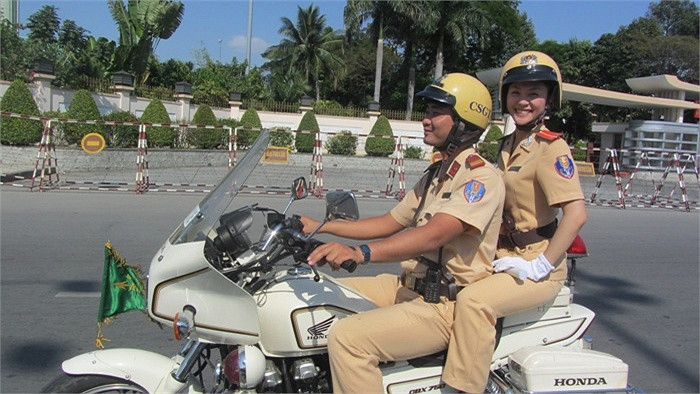 Trung úy Nguyễn Thị Ngọc Thu luôn duyên dáng, nở nụ cười trên môi